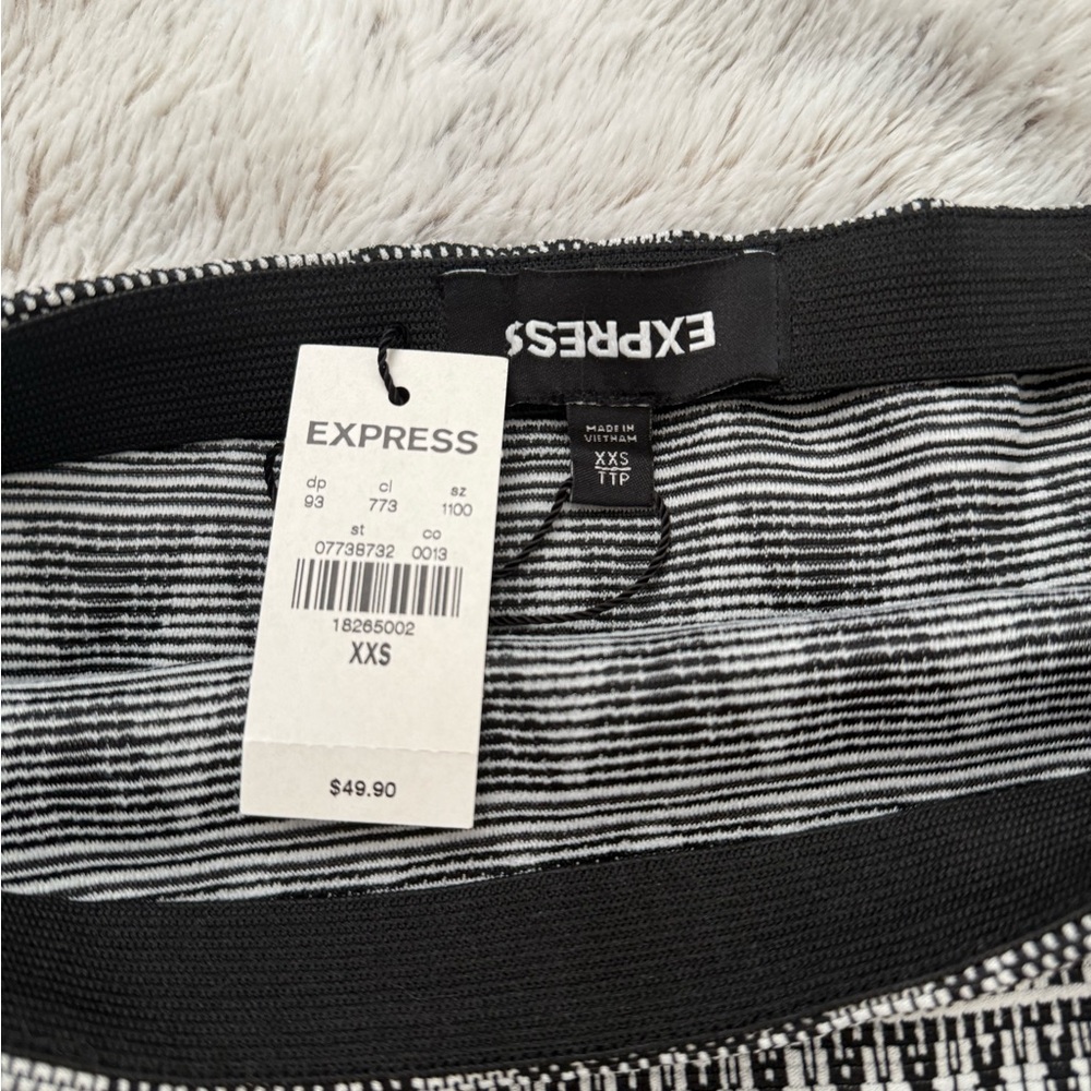 Express Geometric Black and White Pencil Skirt - Picture 2 of 4